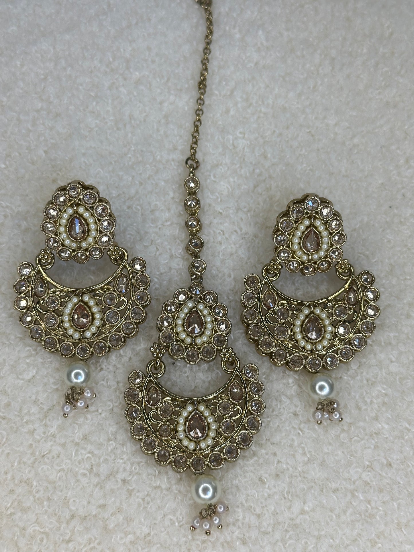 Kai Pearl Earrings with Tikka