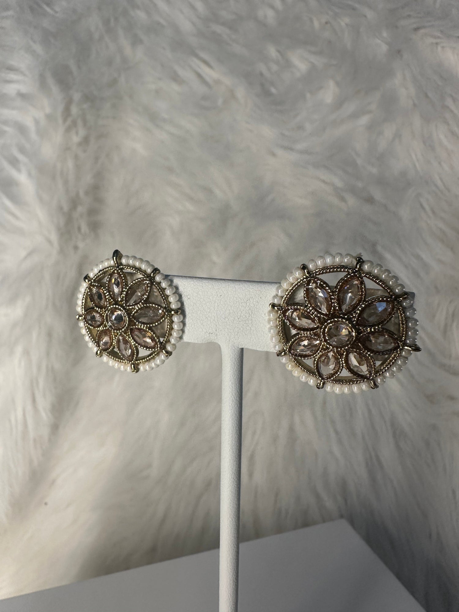 Studs & Sahare